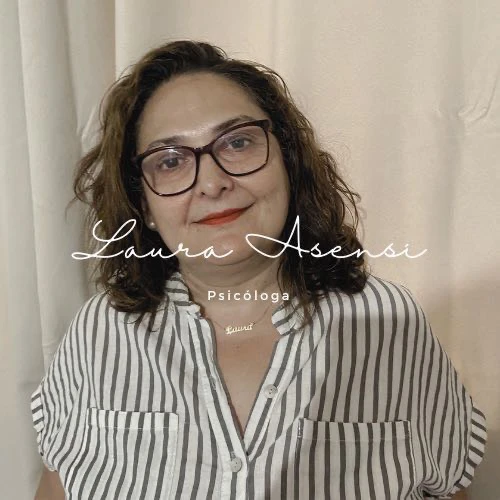 foto laura asensi con gafas